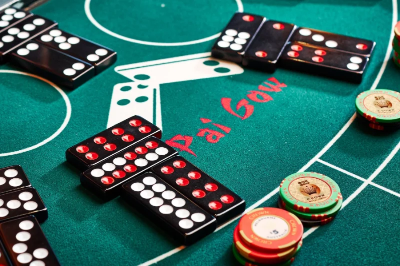 Pai Gow Poker có cách chơi dựa trên trò xếp quân Bài Cẩu Trung Quốc